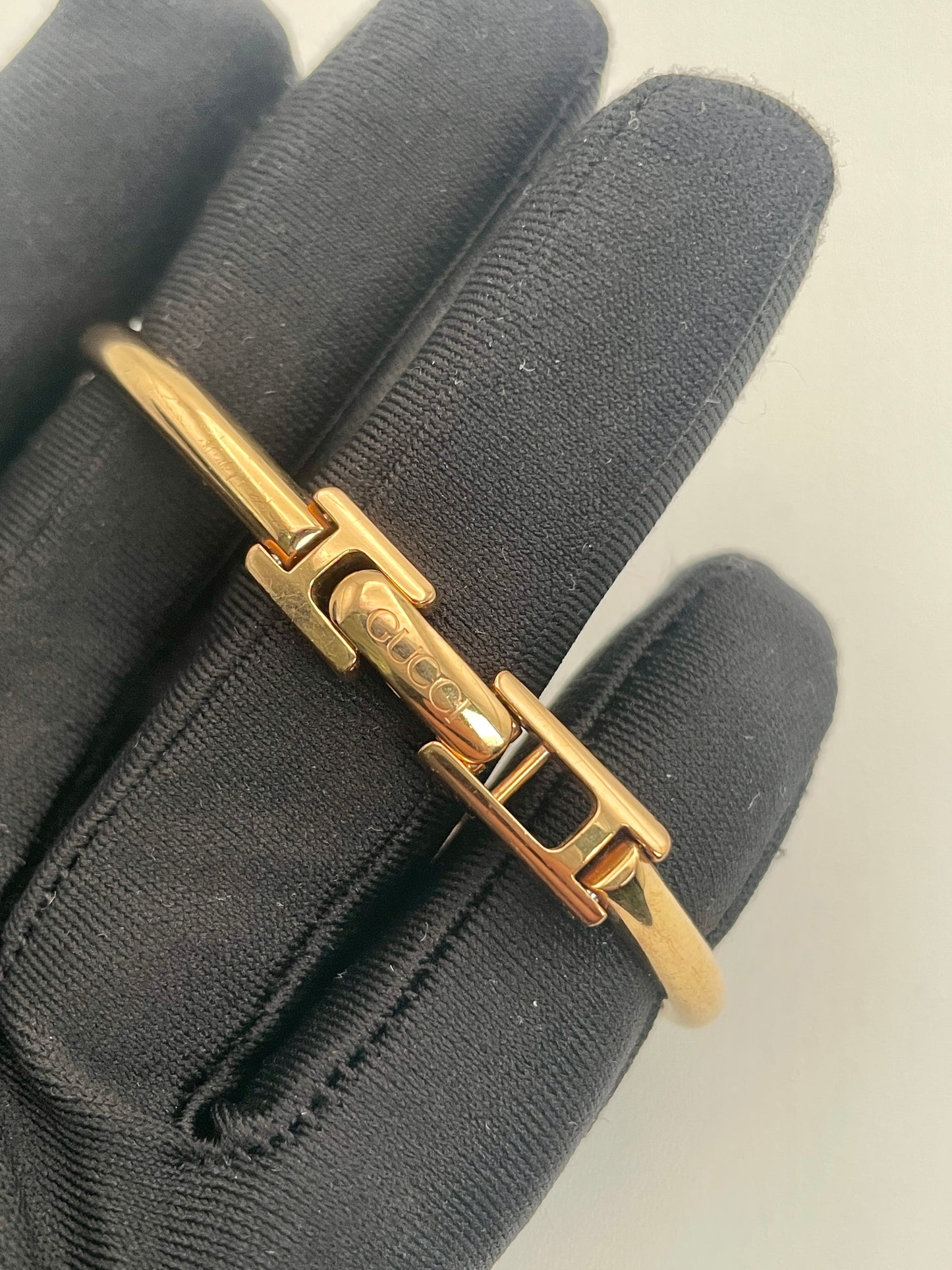 Close-up of the Gucci 1900L vintage women's watch clasp with engraved Gucci logo.