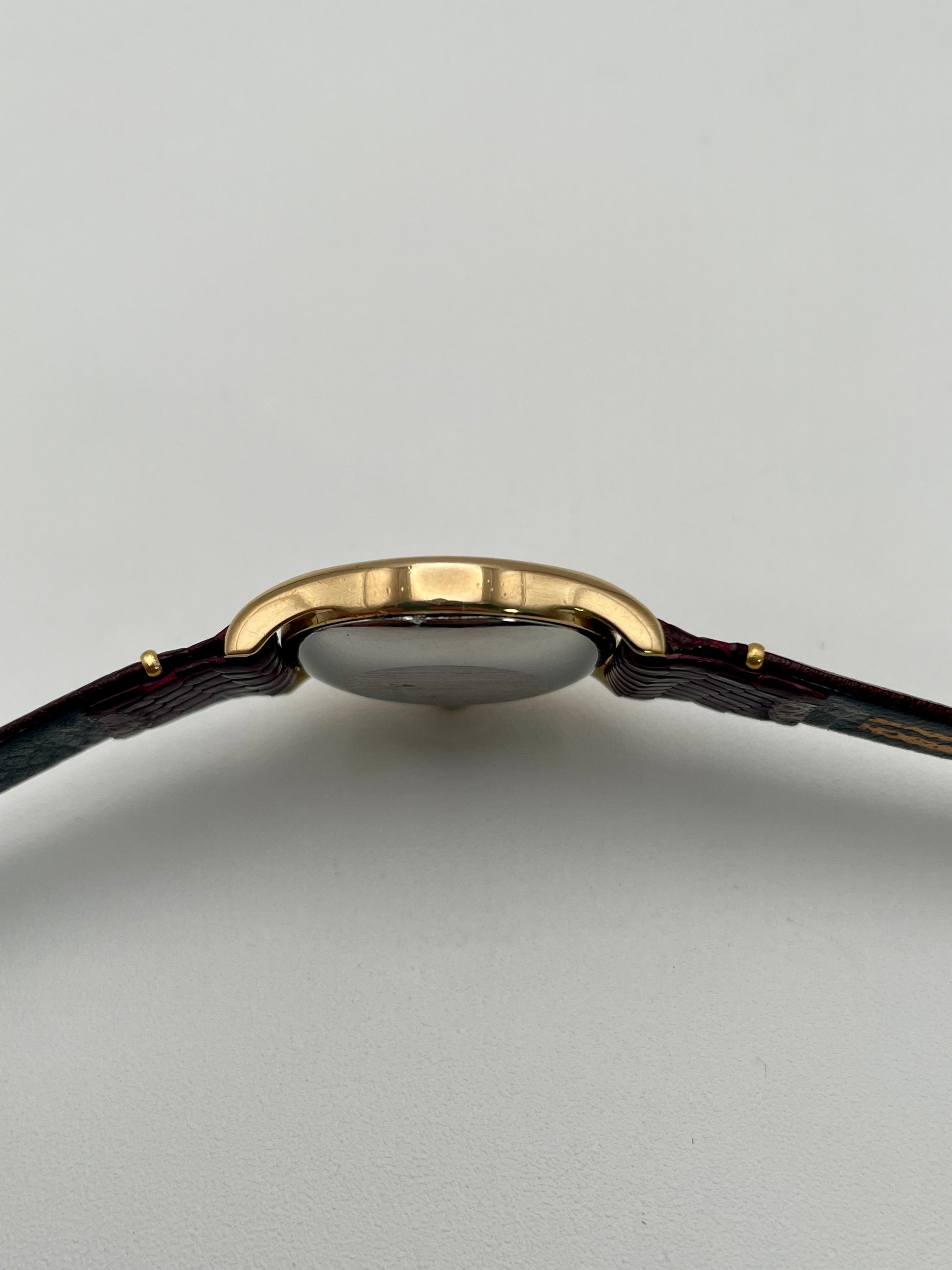 Side profile of the Longines Ref. 4139 vintage watch in gold, showing the sleek case and polished edges.