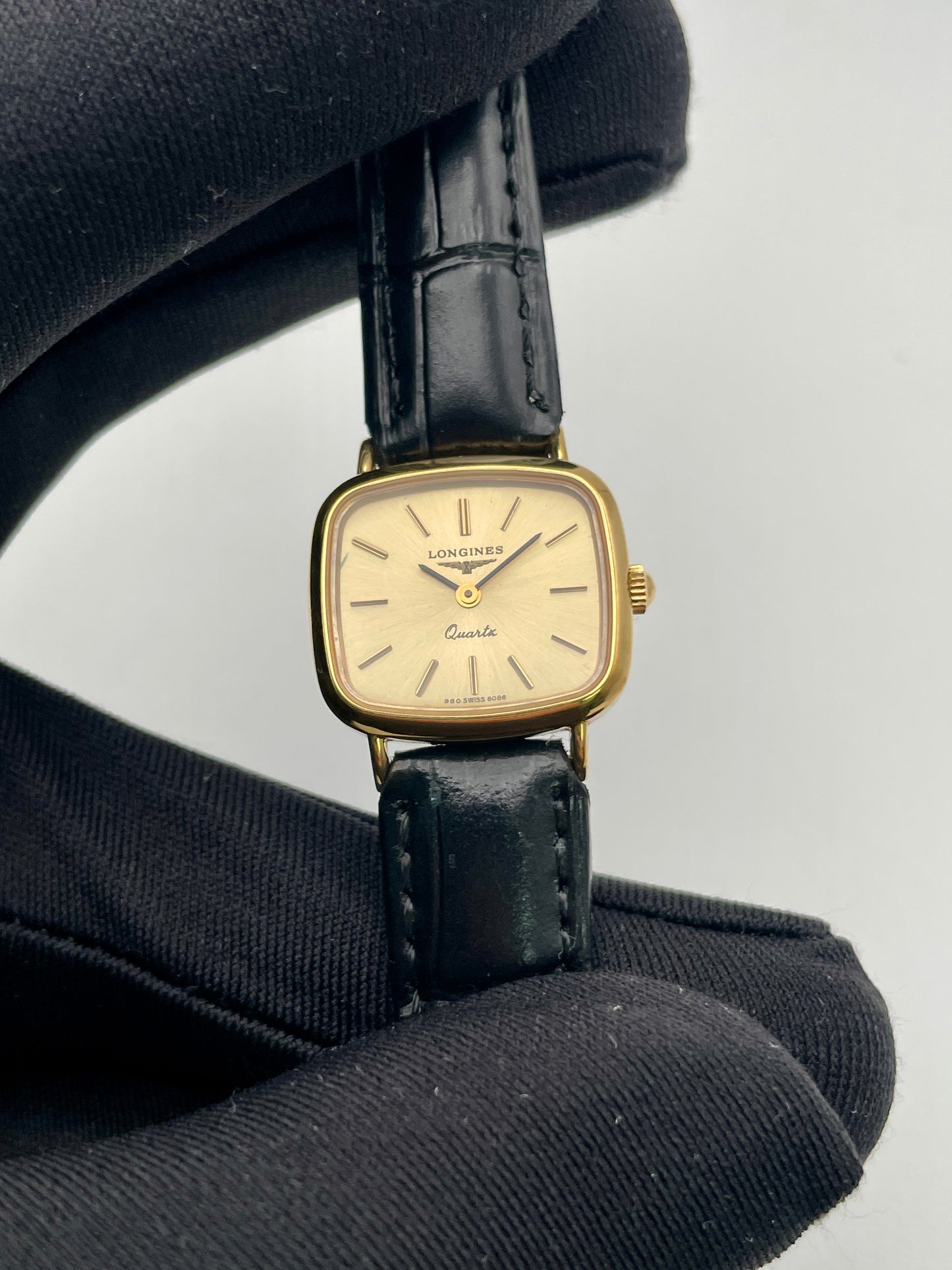 longines-6068-gold-black-wrist