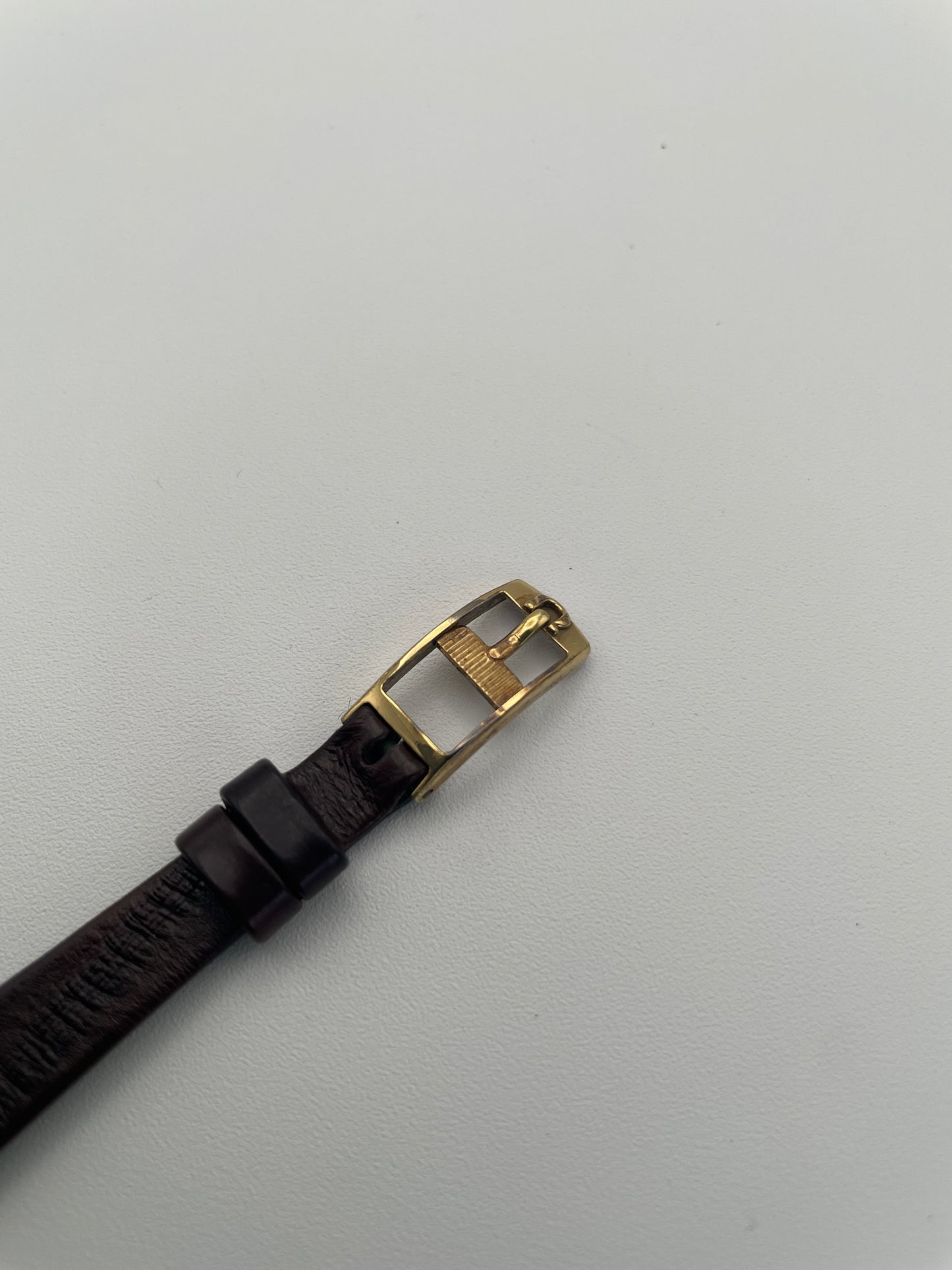View of the buckle on the brown leather strap of the Omega De Ville 511.0509 watch, highlighting the gold-tone buckle