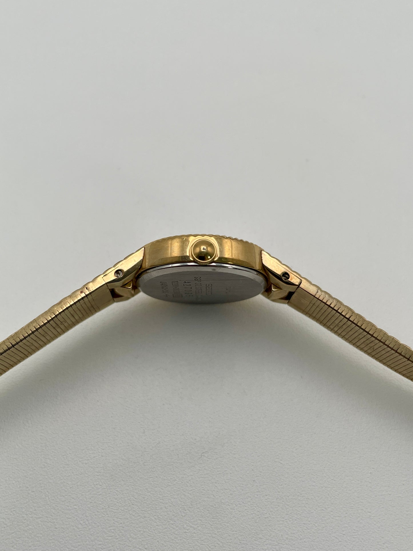 Detailed crown view of the Seiko Twisted Bezel 1220-0020 Vintage Women's Watch with a textured bezel.