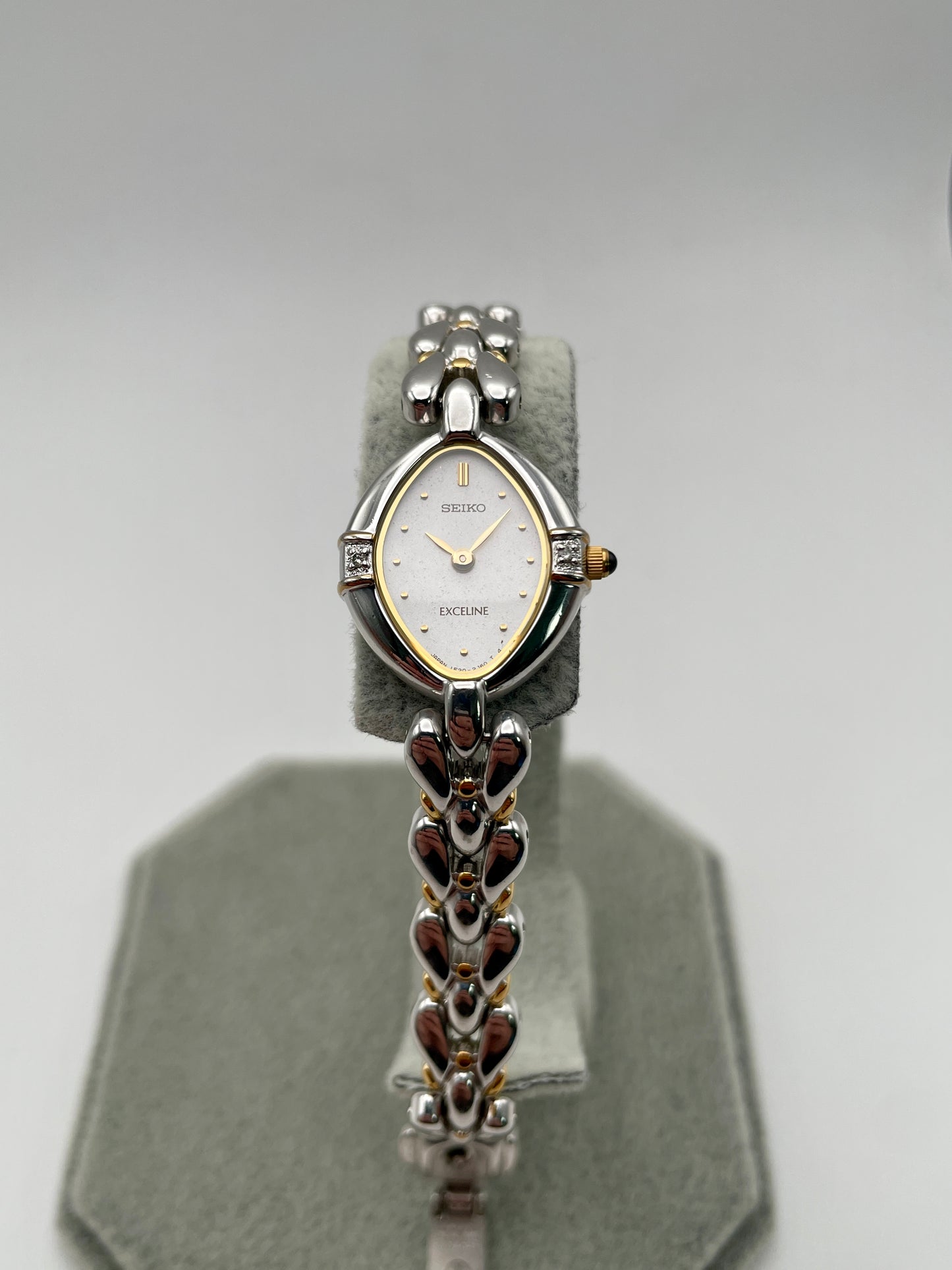 Seiko Exceline vintage watch showing off-center angle of white dial and unique bracelet links