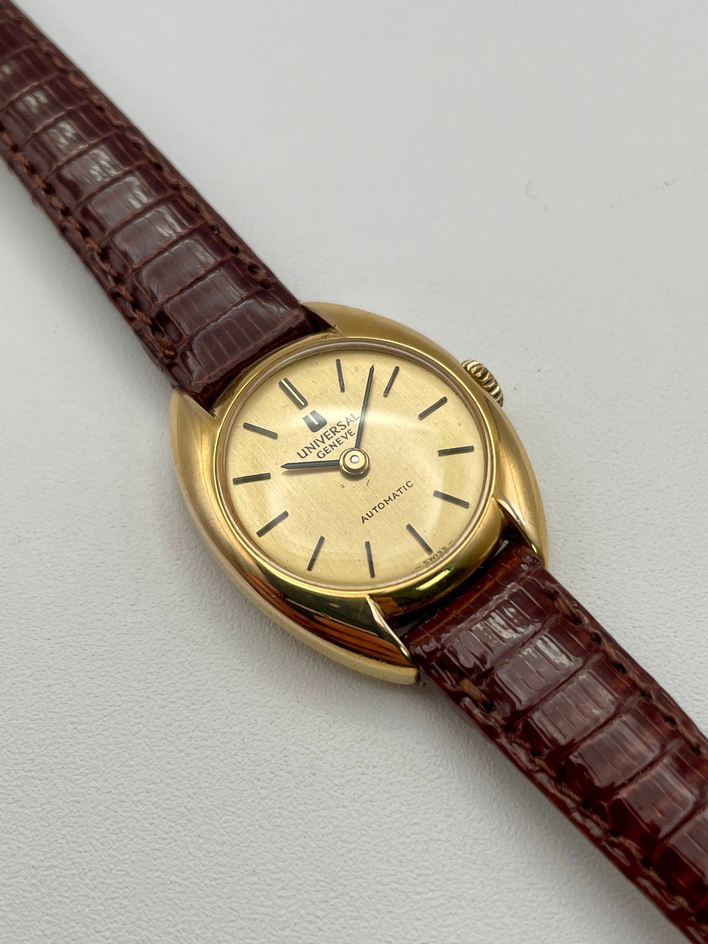 Main view showing the gold case and champagne dial of the Universal Geneve watch