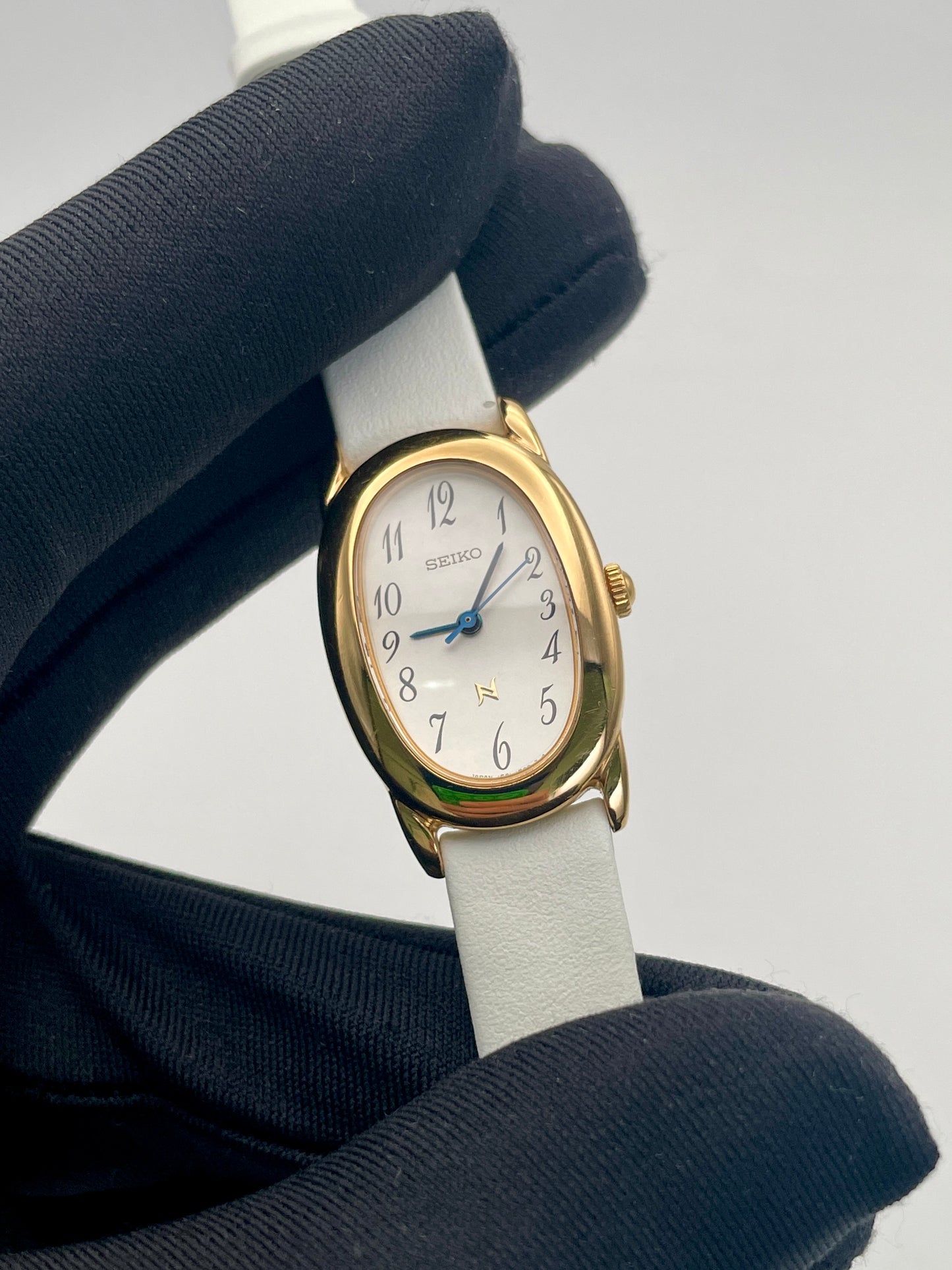 Seiko Noie Oval Baignoire Vintage Ladies Watch in Gold