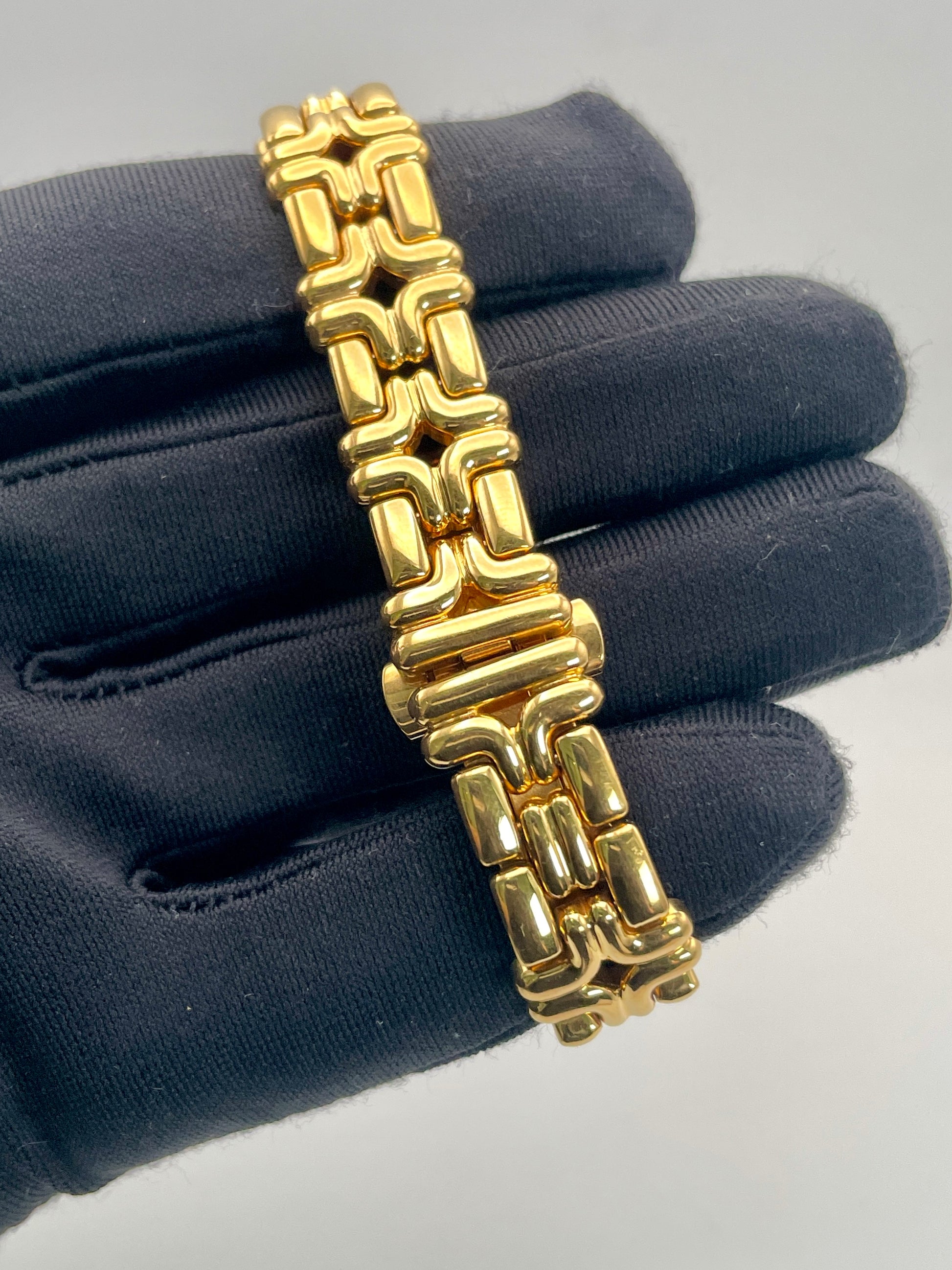 Handheld close-up of the Fendi 640L Vintage Women's Watch bracelet, focusing on its intricate gold link design.