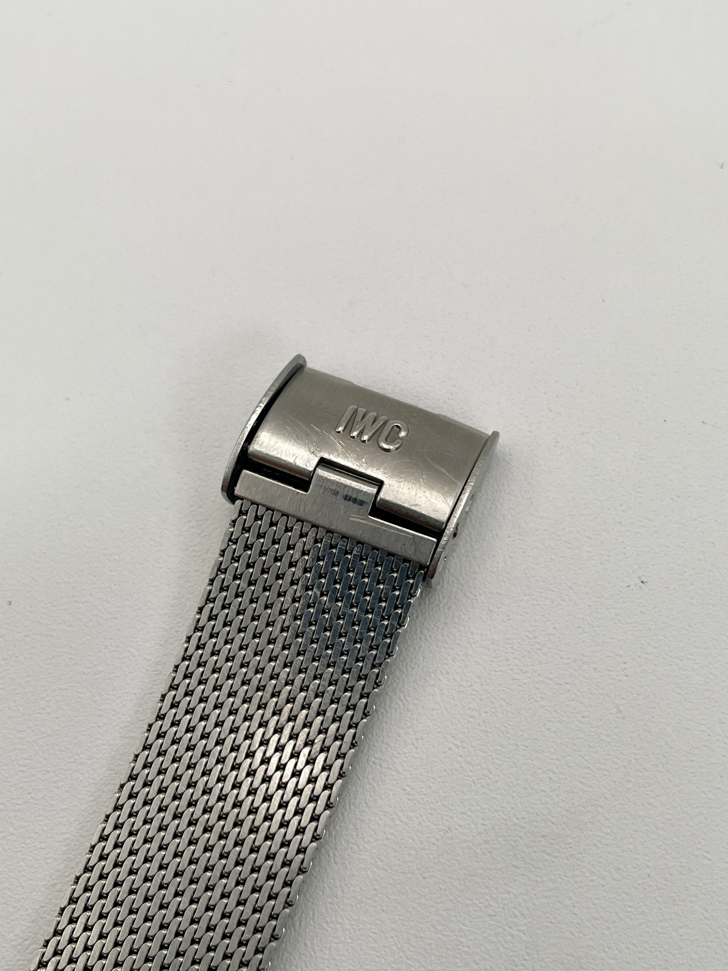 Close-up of the mesh bracelet and clasp of IWC Ref. 2403 VWS-2525, illustrating craftsmanship.
