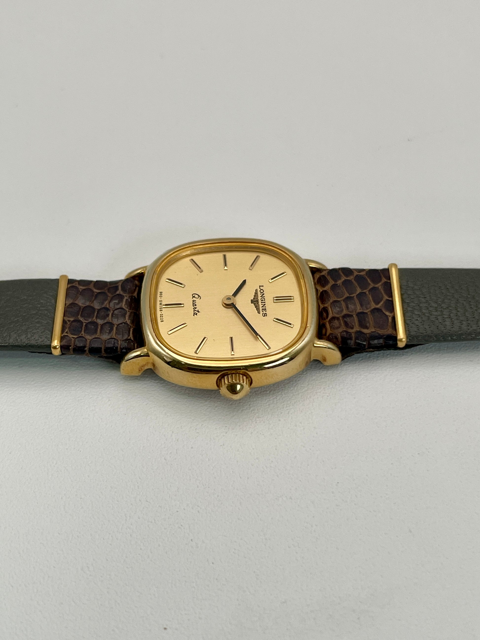 Side profile of the Longines 960 vintage women's watch, highlighting the gold-tone crown and slim case.