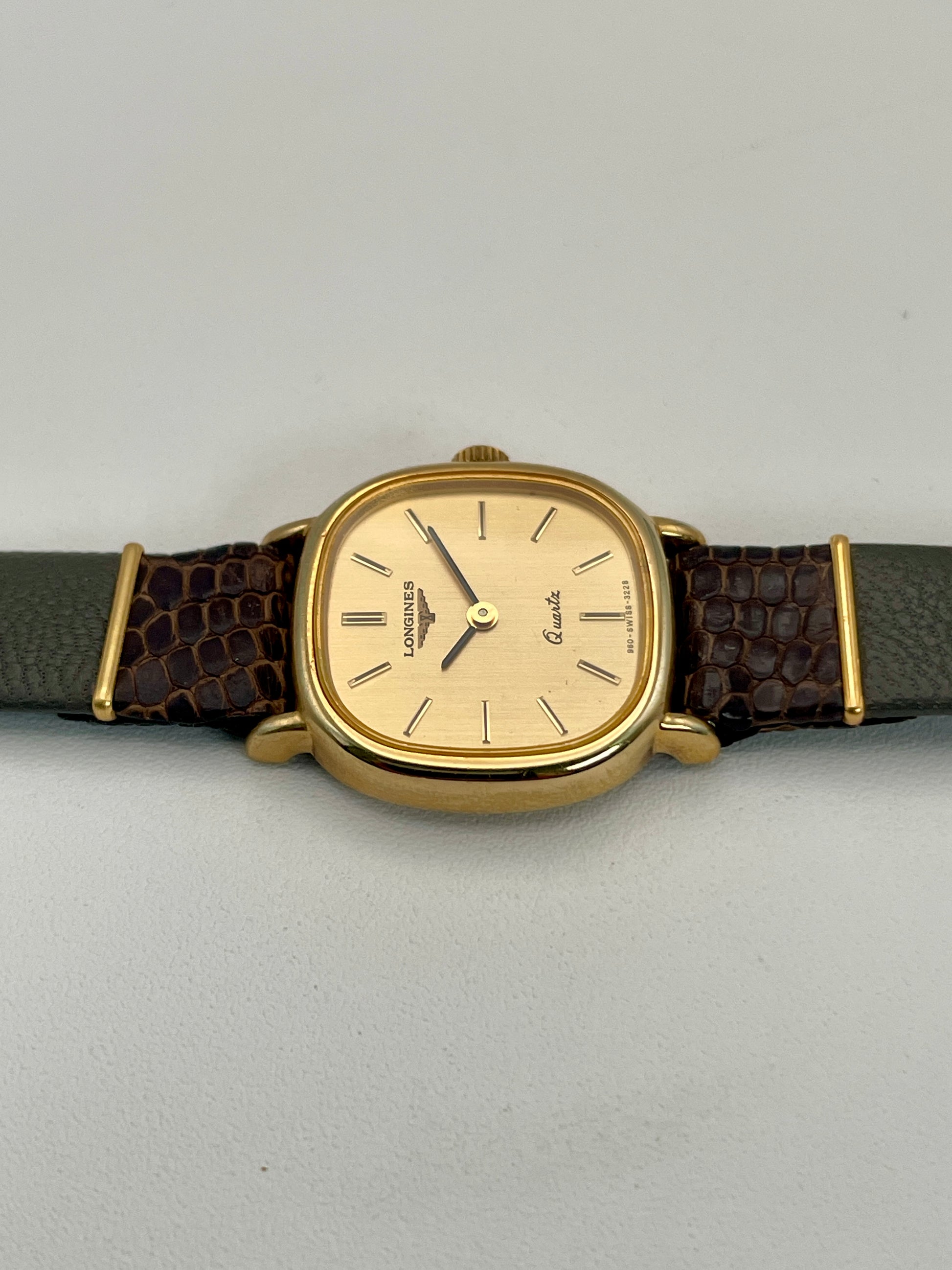 Side profile of the Longines 960 vintage women's watch, highlighting the gold-tone crown and slim case.