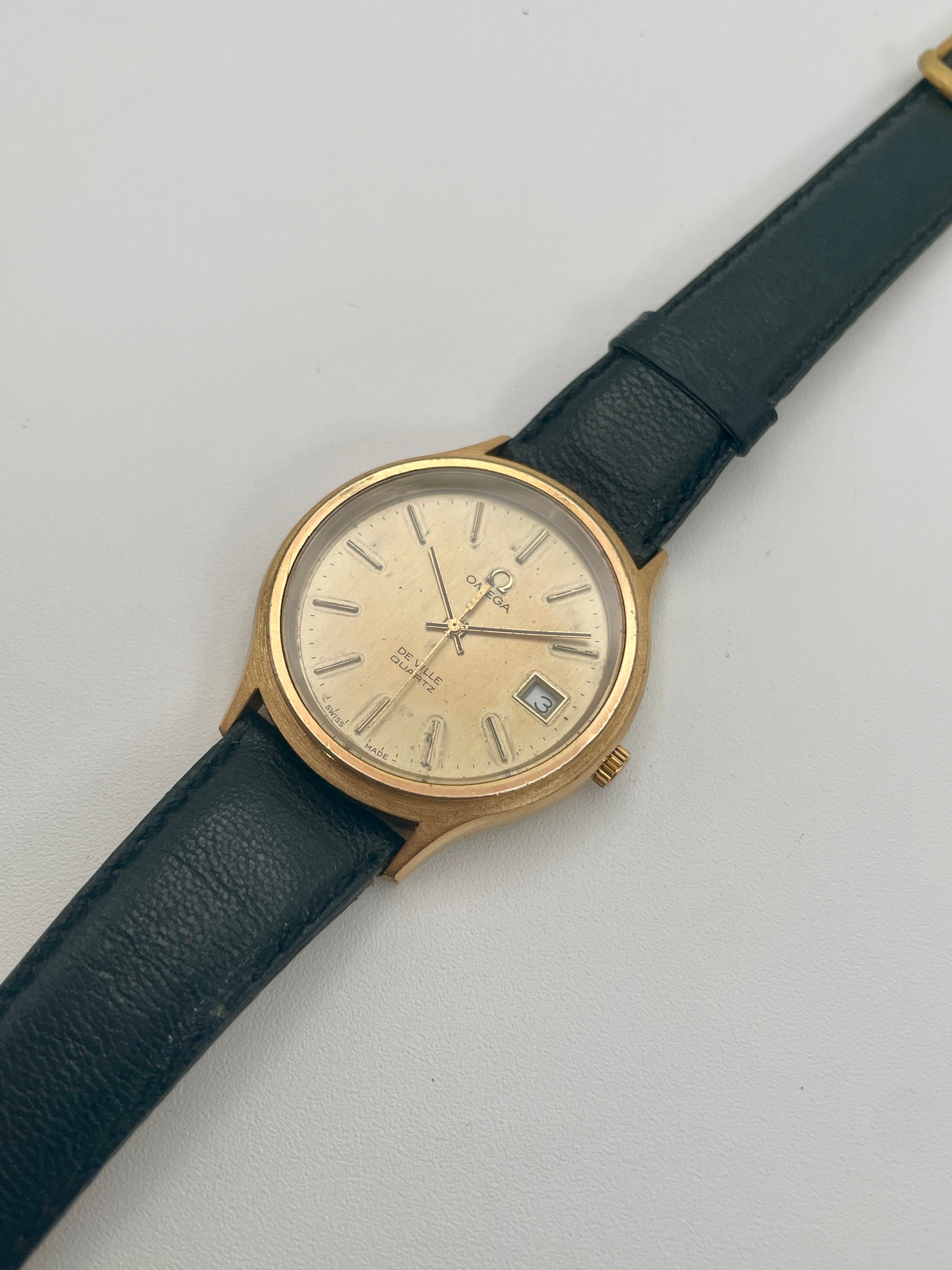 Diagonal angle showing the gold case and cream dial of the Omega De Ville 192.0033
