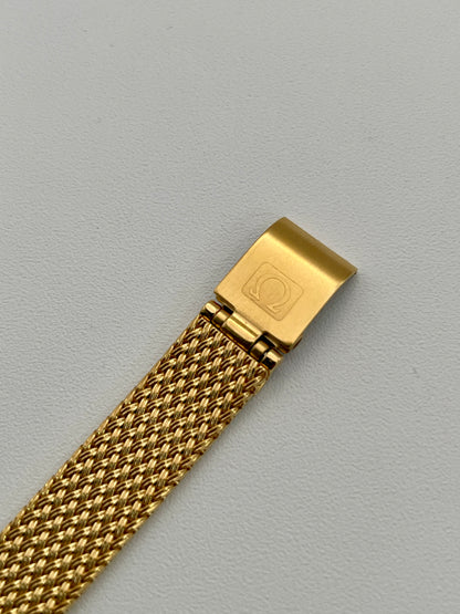 Omega Genève oval ladies watch in gold with a mesh bracelet, clasp view.






