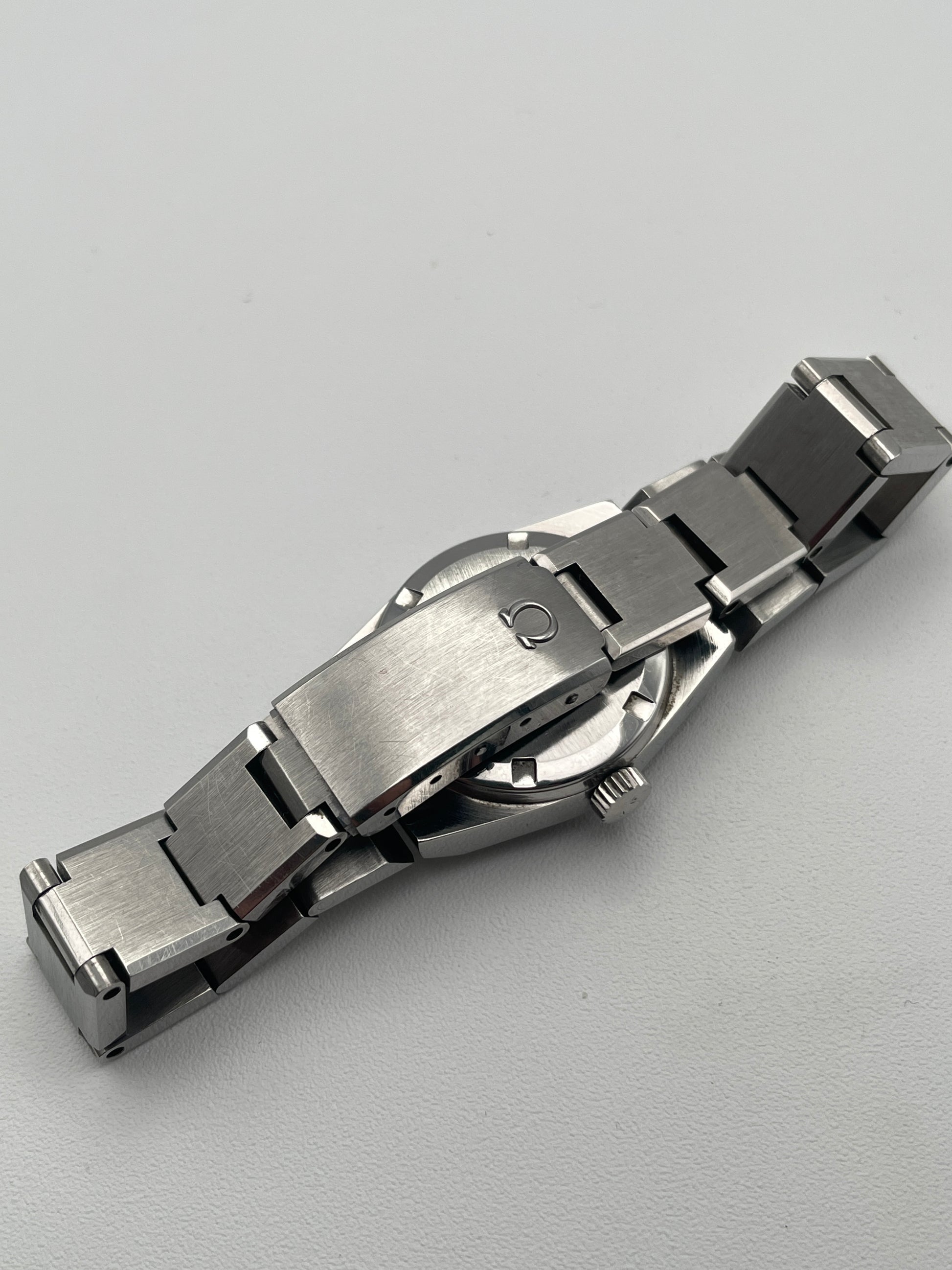 View of Omega Geneve 535.0028 bracelet clasp in stainless steel with an integrated design.