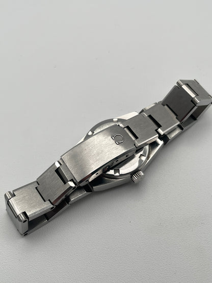 View of Omega Geneve 535.0028 bracelet clasp in stainless steel with an integrated design.