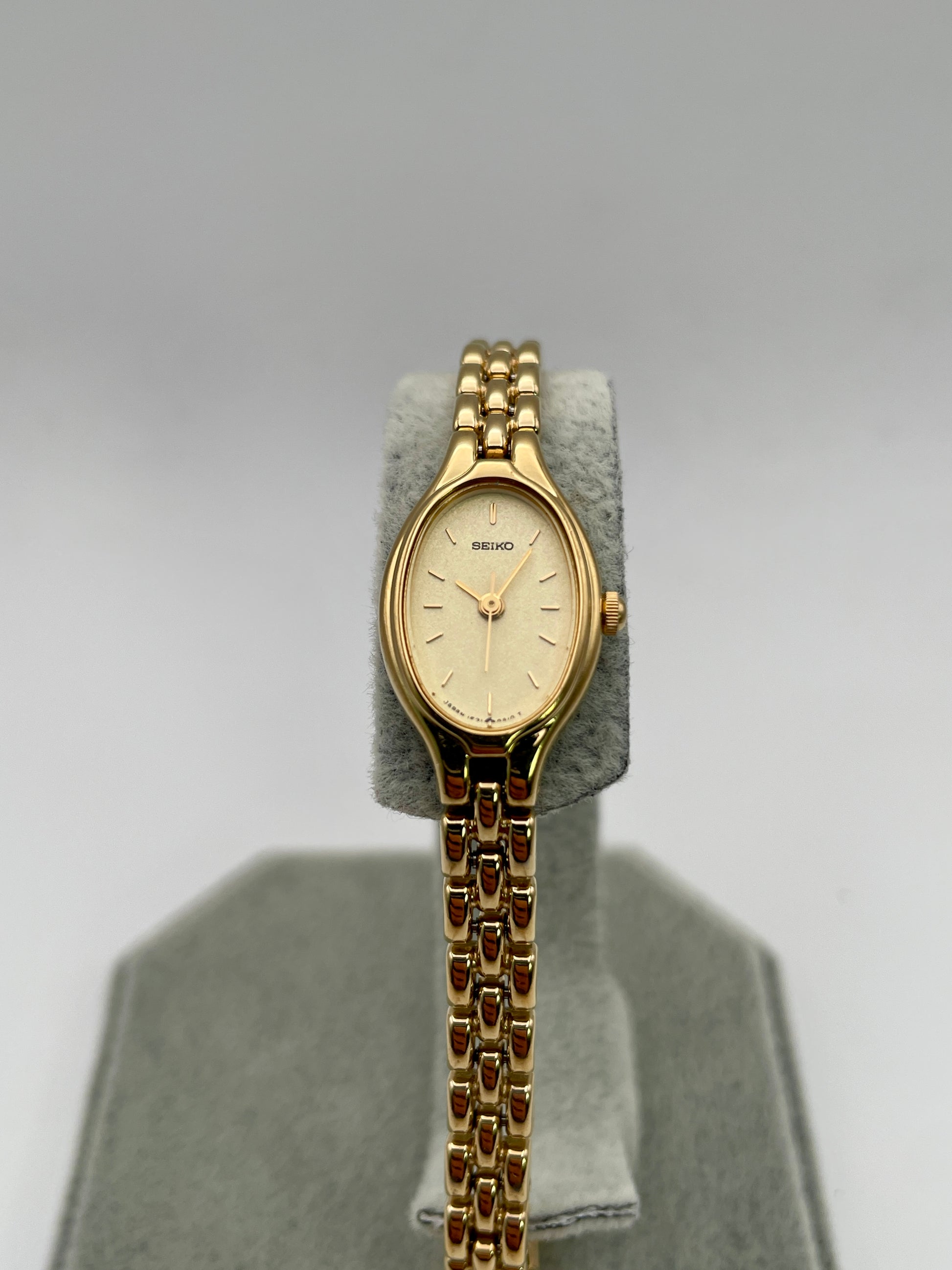 Front view of Seiko Oval 1F21-5A00 vintage women's watch in gold-tone case and matching bracelet
