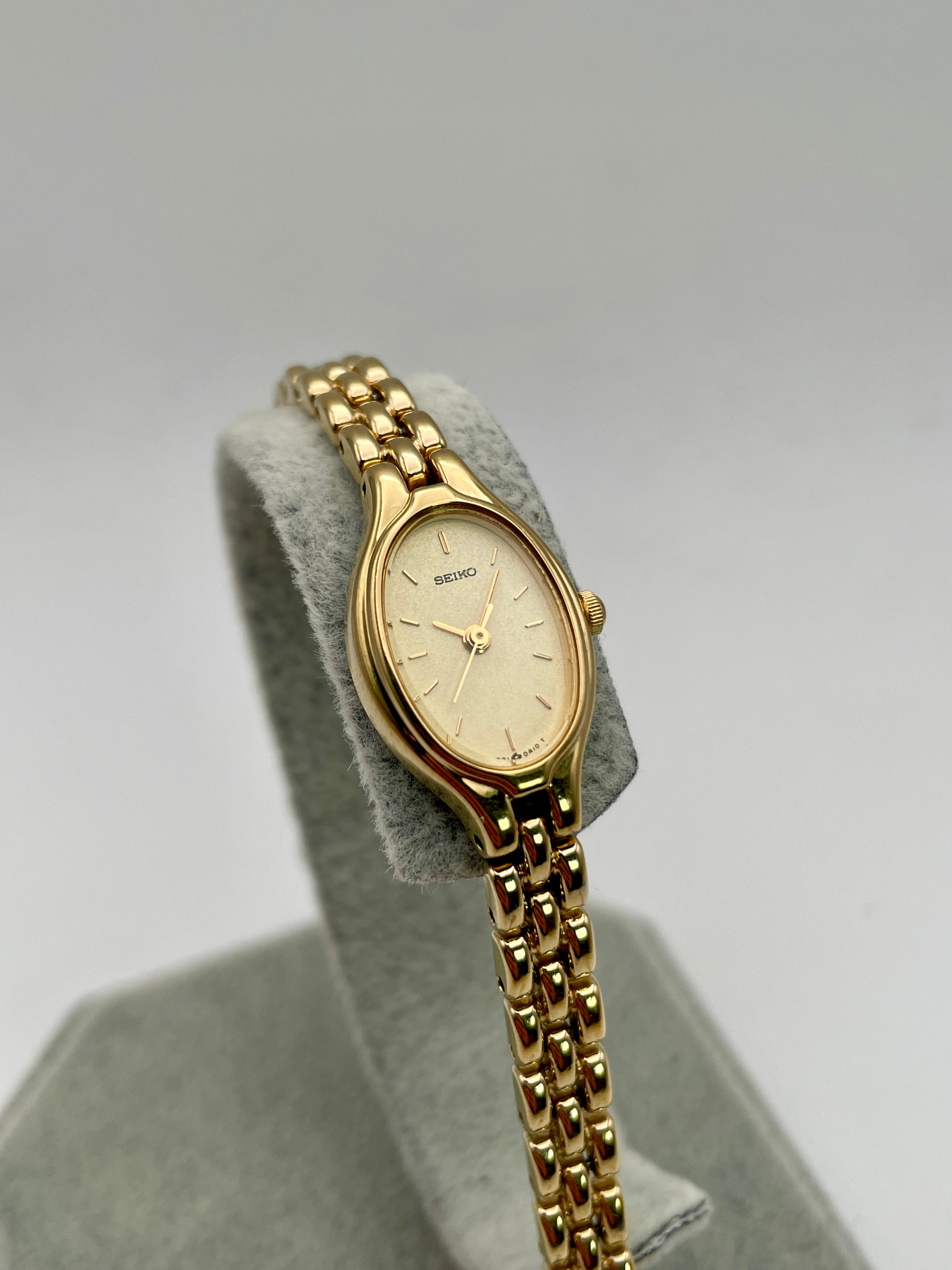 Main view of Seiko Oval 1F21-5A00 vintage women's watch in gold-tone case and matching bracelet

