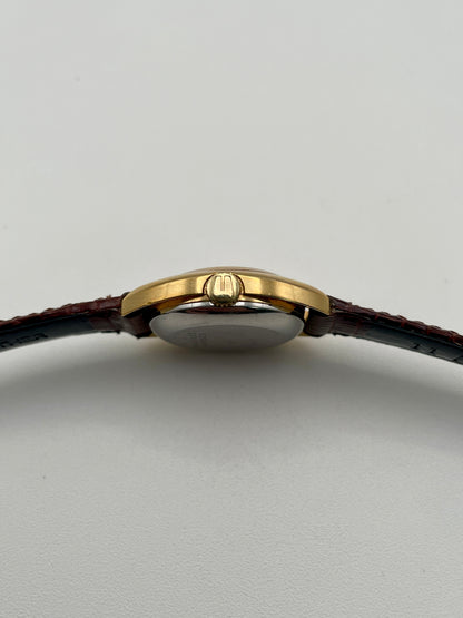 Crown side view showing signed crown of the Universal Geneve watch
